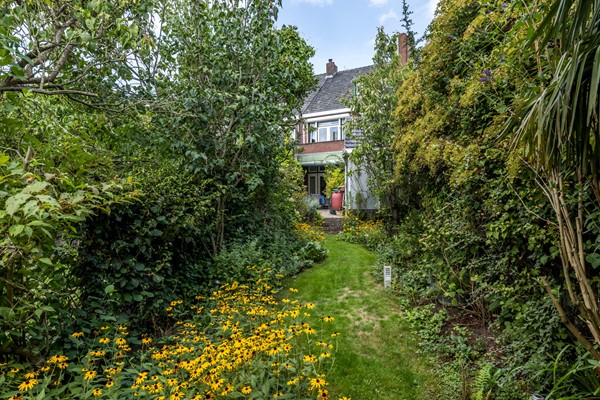 Foto - Te koop: Karakteristiek wonen met de duurzaamheid van nu! Verrassend ruime tussenwoning (1938) met 5 slaapkamers, hybride warmtepomp en Energielabel A nabij het centrum van Heerlen. 
